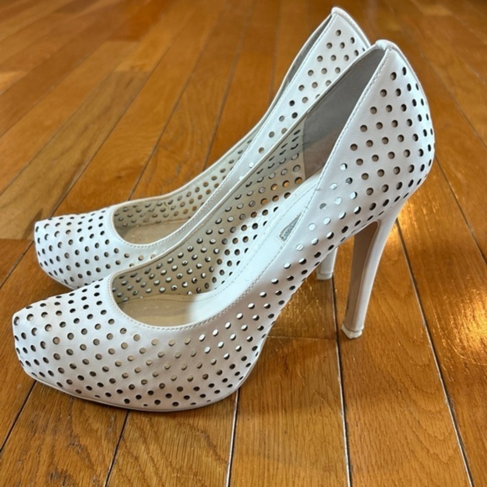 BCBG Generation Polka Cutout Dots WHITE Leather Pumps 4.5” Heels Shoes Sz 7.5